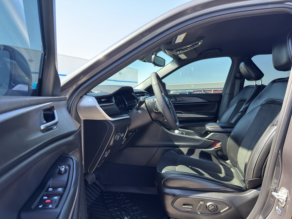 Used 2024 Jeep Grand Cherokee Altitude AWD/4WD image 10