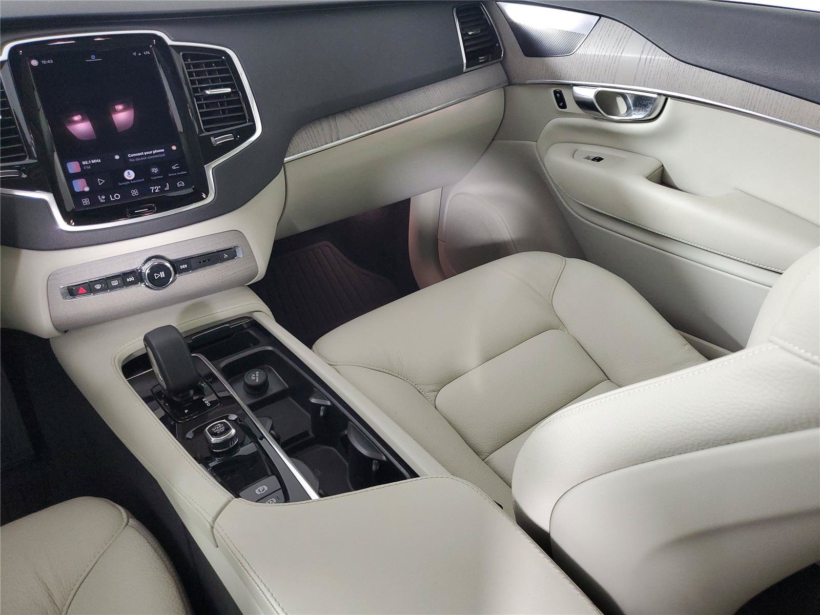 Certified 2025 Volvo XC90 T8 Plus w/ Protection Package Premier AWD/4WD image 17