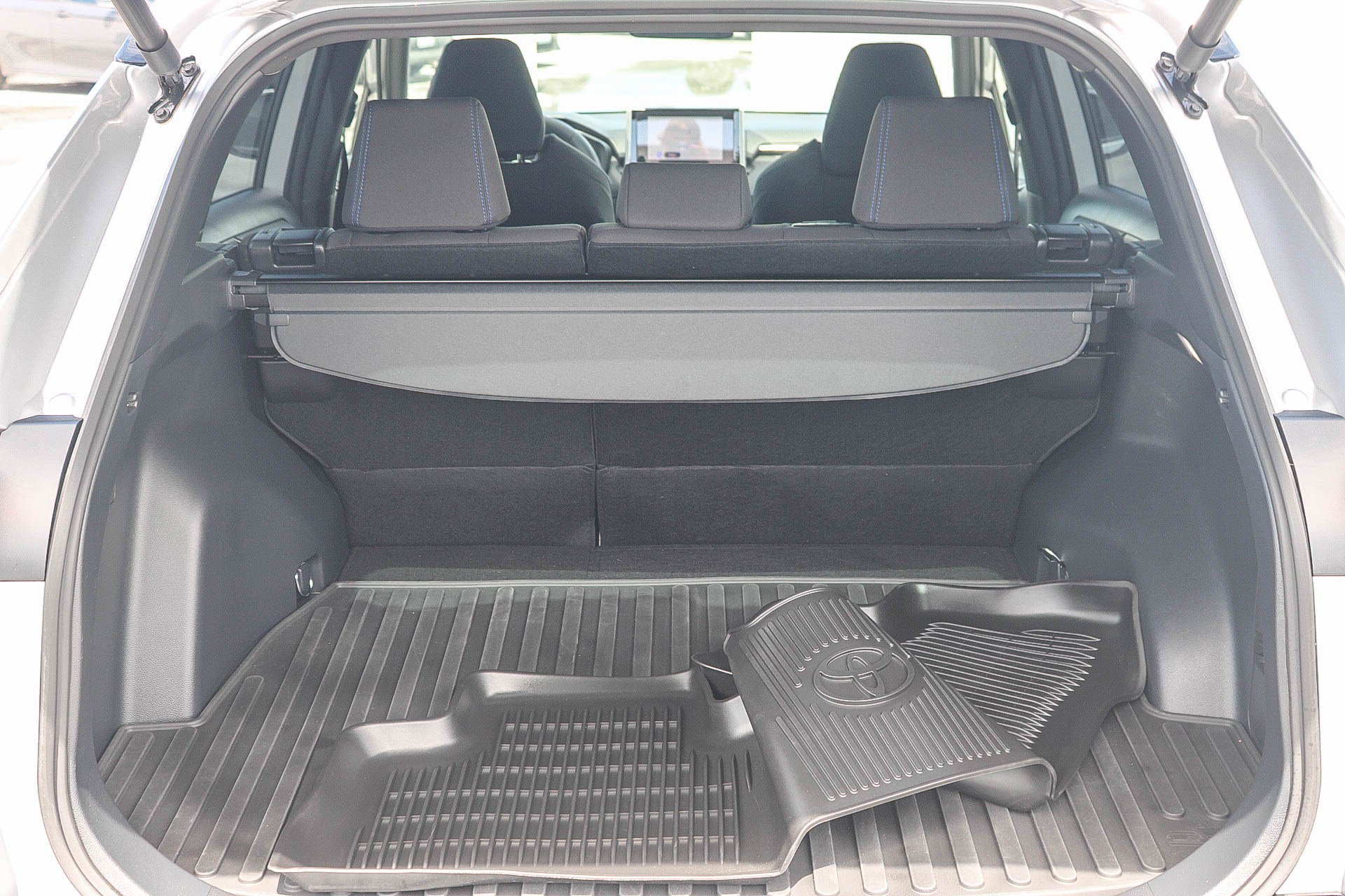 Used 2025 Toyota RAV4 SE w/ Convenience Package AWD/4WD image 26