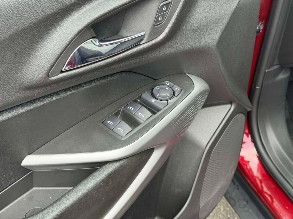 Used 2024 Chevrolet Trax RS w/ Driver Confidence Package FWD image 18