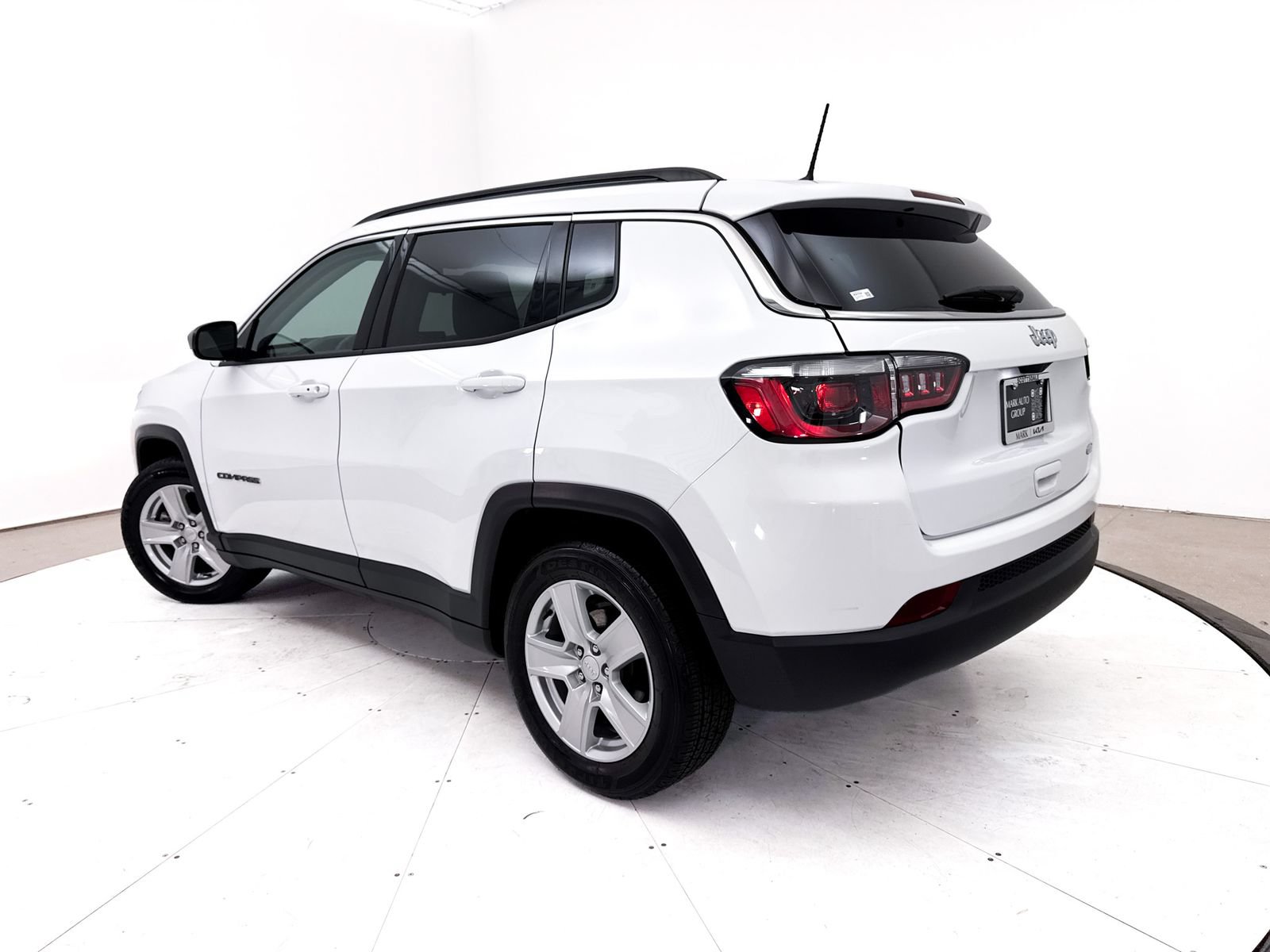 Used 2022 Jeep Compass Latitude w/ Sun and Sound Group FWD image 2