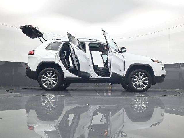 Used 2017 Jeep Cherokee Limited w/ Luxury Group AWD/4WD image 33