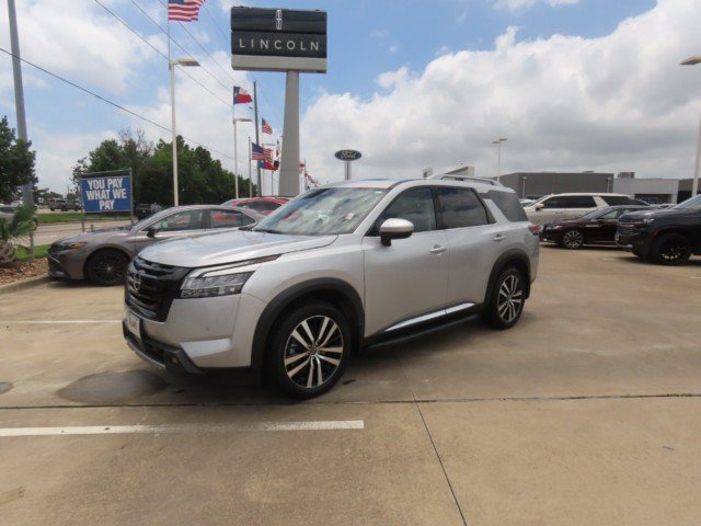 Used 2024 Nissan Pathfinder Platinum w/ Lighting Package (N93) FWD image 2