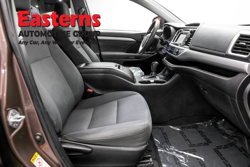 Used 2019 Toyota Highlander LE FWD image 22