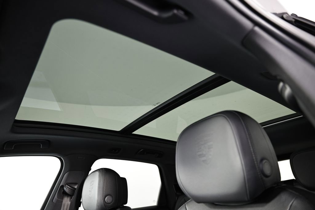 Certified 2025 Porsche Cayenne AWD/4WD image 18