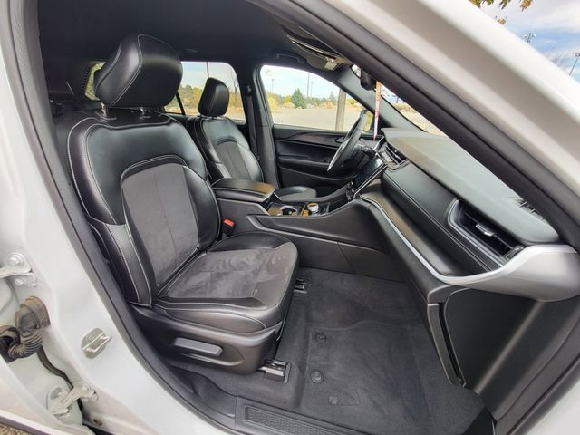 Used 2024 Jeep Grand Cherokee Altitude image 16