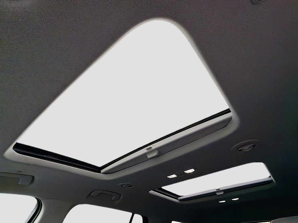 Used 2021 Chevrolet Traverse RS image 16