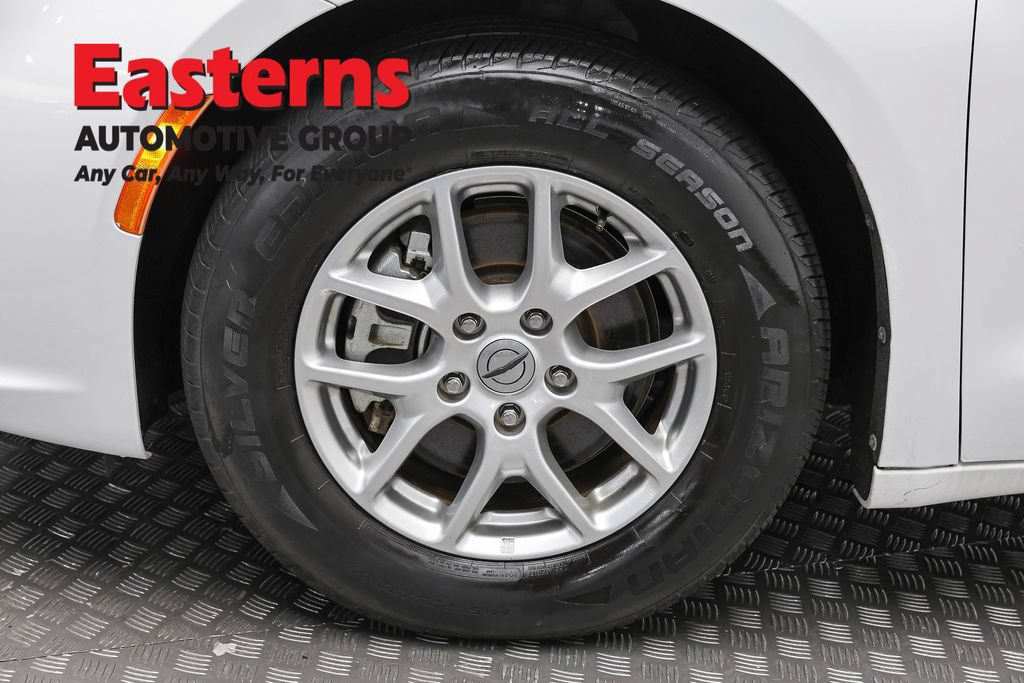 Used 2023 Chrysler Pacifica Touring-L FWD image 33