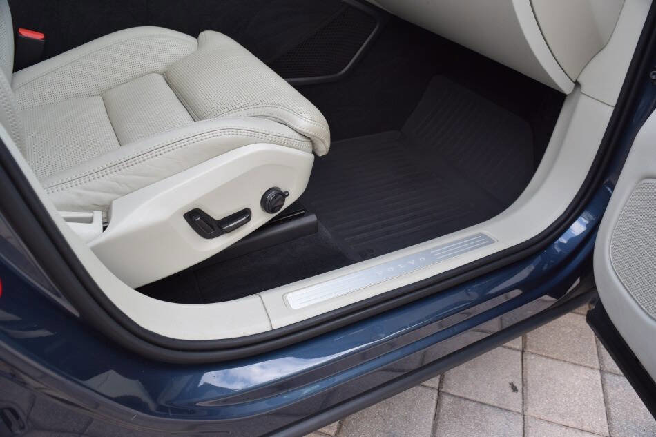 Used 2018 Volvo XC60 T5 Inscription w/ Luxury Seat Package image 54