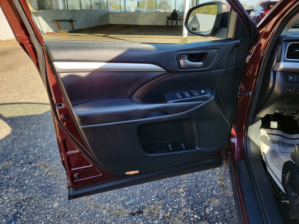 Used 2018 Toyota Highlander XLE image 11