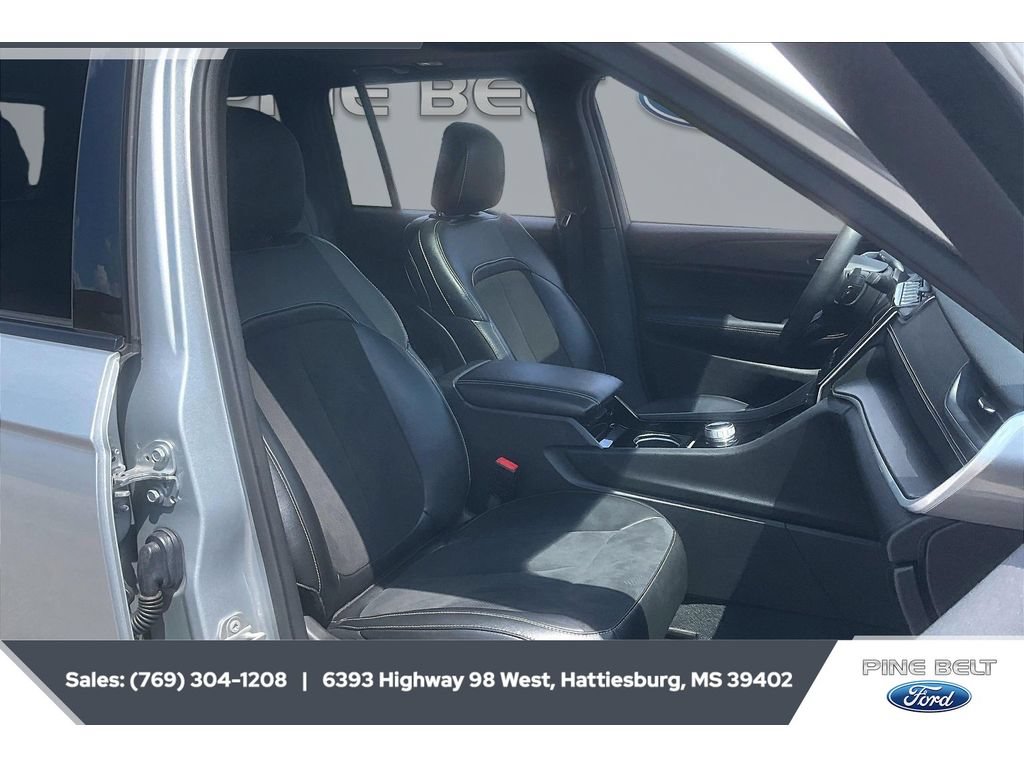 Used 2023 Jeep Grand Cherokee Altitude AWD/4WD image 6