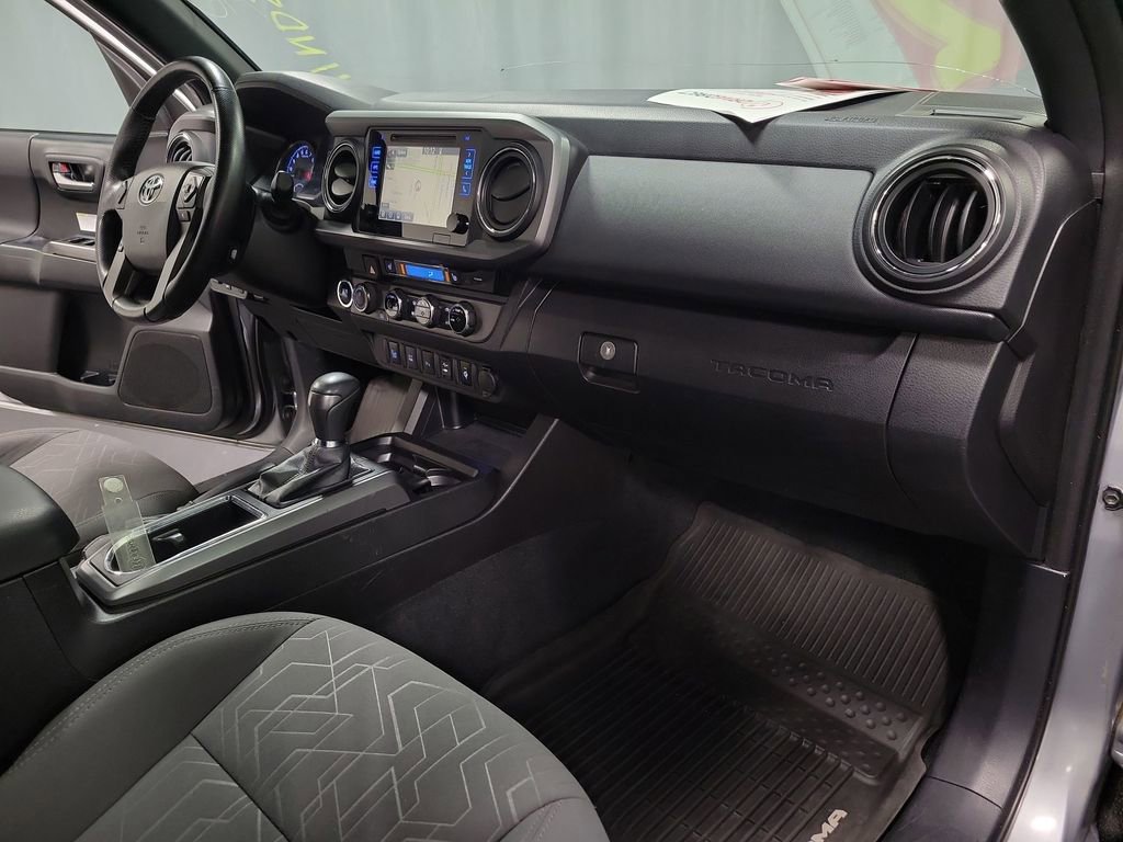 Used 2016 Toyota Tacoma TRD Off-Road w/ Premium & Technology Package AWD/4WD image 25