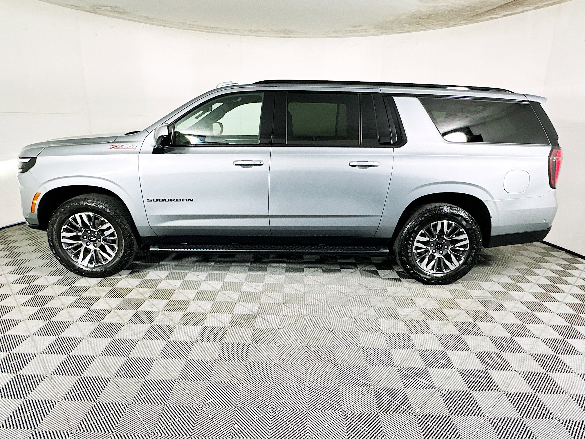 Used 2025 Chevrolet Suburban Z71 image 31