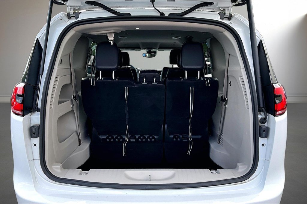 Used 2022 Chrysler Pacifica Touring-L FWD image 7
