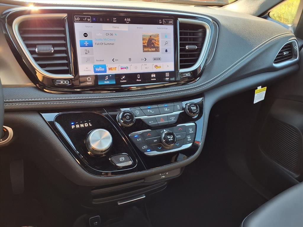 New 2026 Chrysler Pacifica Select image 5