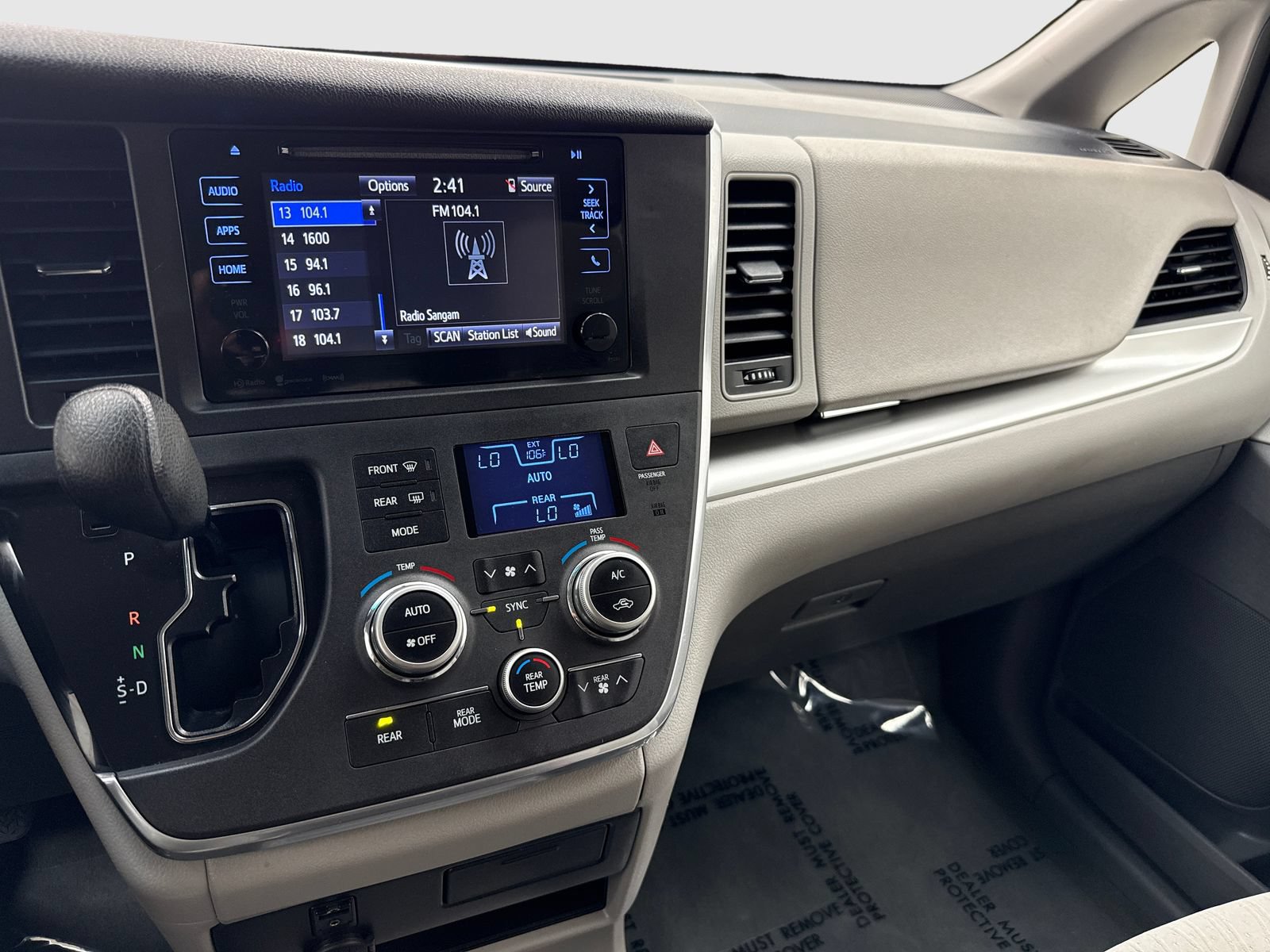 Used 2017 Toyota Sienna LE FWD image 24