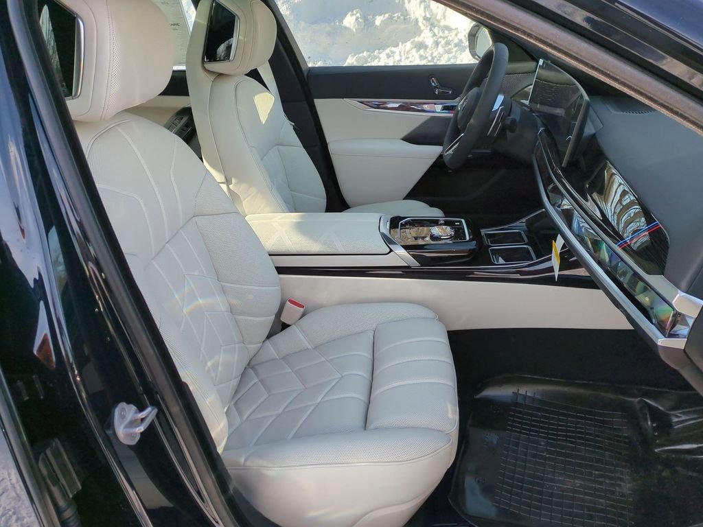 New 2026 BMW 740i xDrive w/ Executive Package image 27