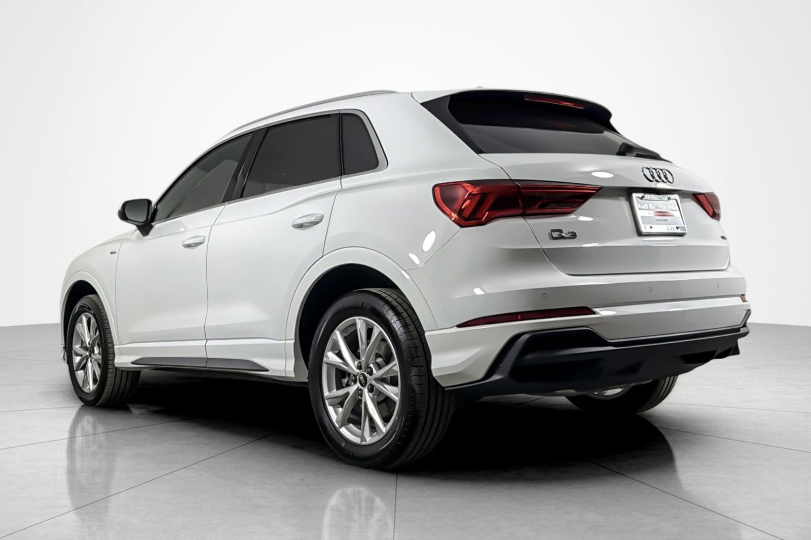 Used 2023 Audi Q3 2.0T Premium w/ Convenience Package image 3