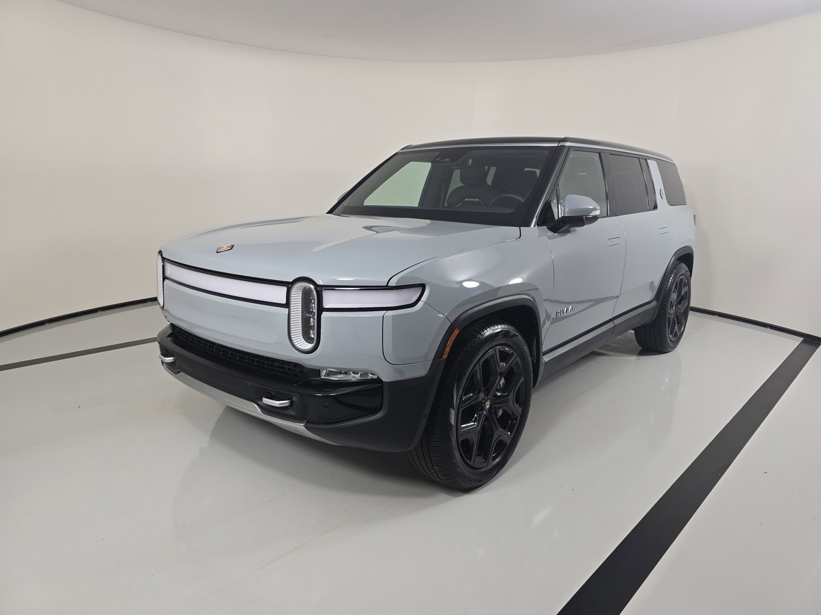 Used 2024 Rivian R1S Adventure image 1
