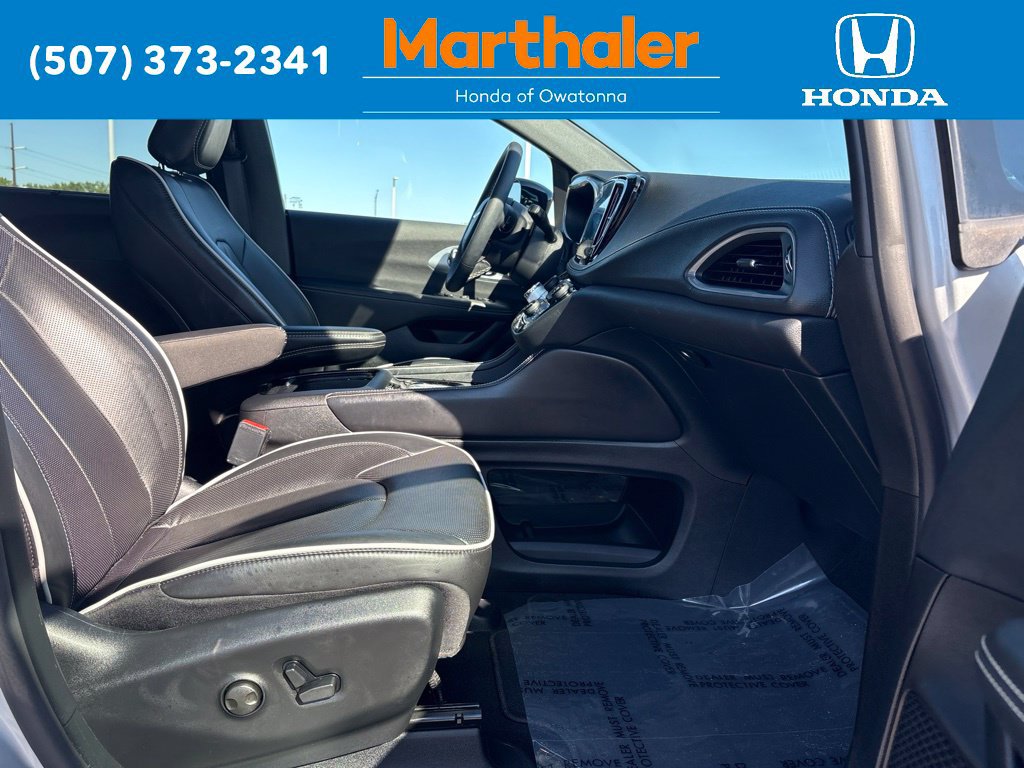 Used 2026 Chrysler Pacifica Limited FWD image 20