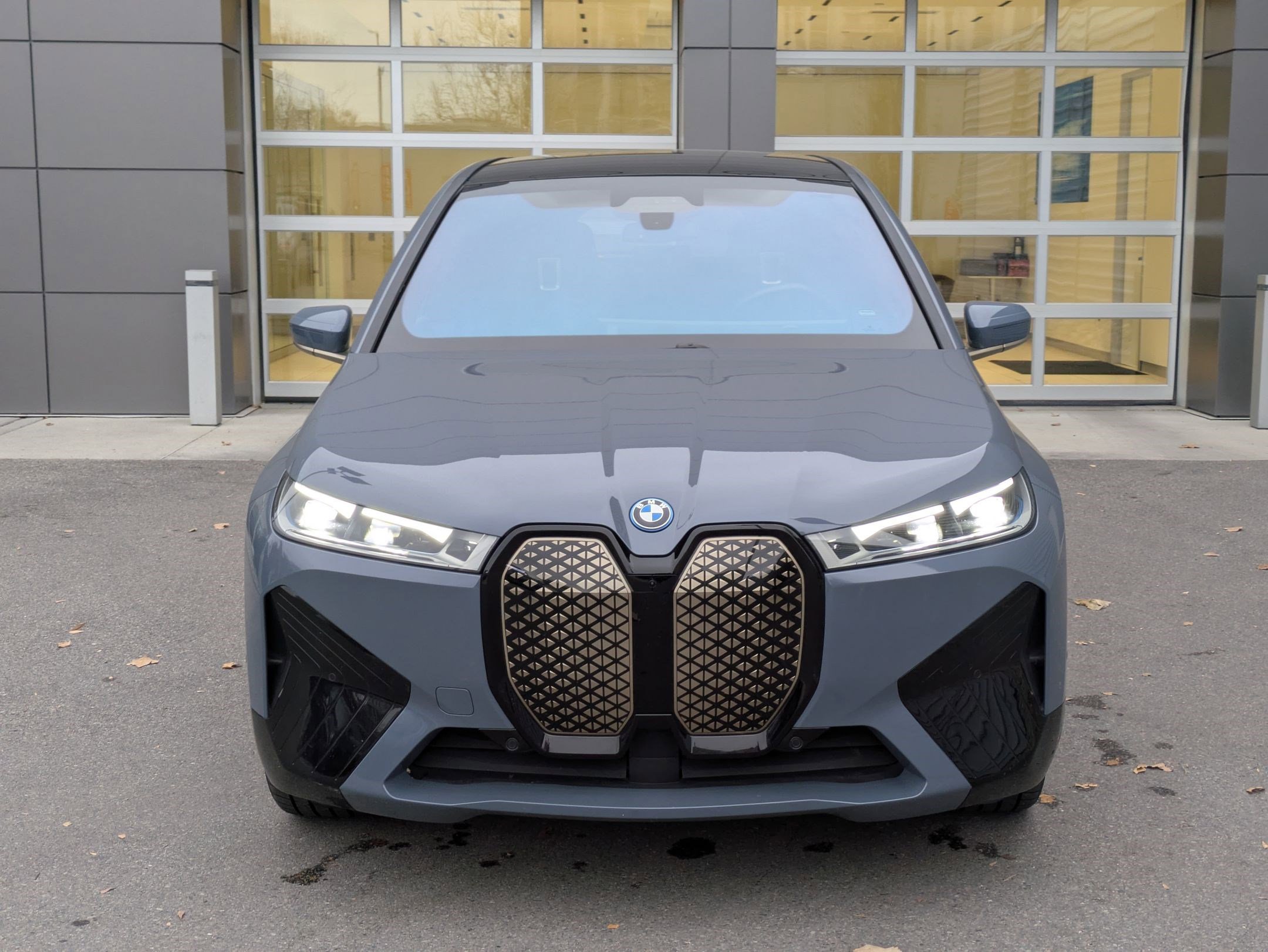 Used 2022 BMW iX xDrive50 w/ Premium Package image 9