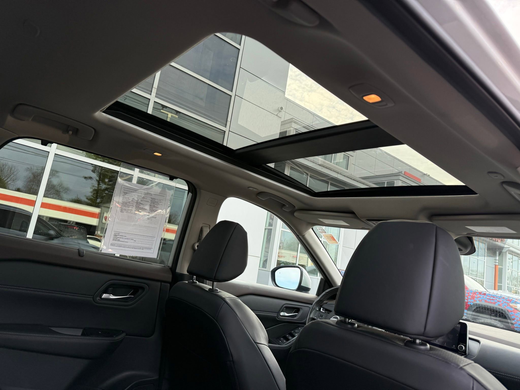 Used 2023 Nissan Rogue SV w/ SV Premium B Package image 31