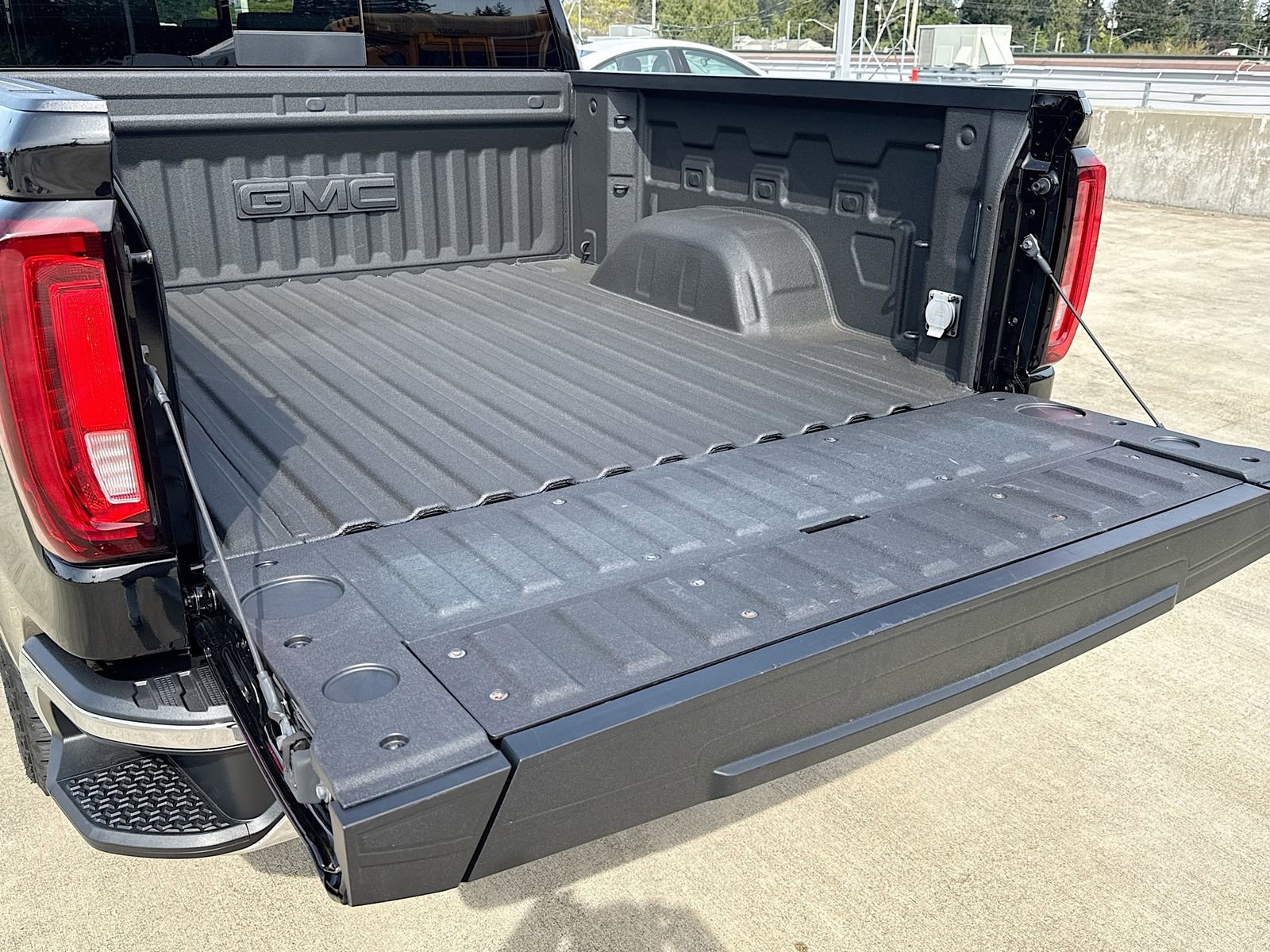 Used 2021 GMC Sierra 1500 SLT w/ SLT Premium Package AWD/4WD image 15