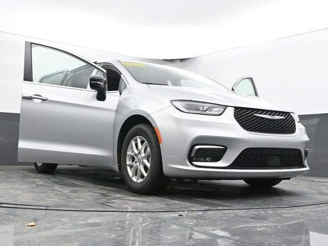 Used 2024 Chrysler Pacifica Touring-L image 68