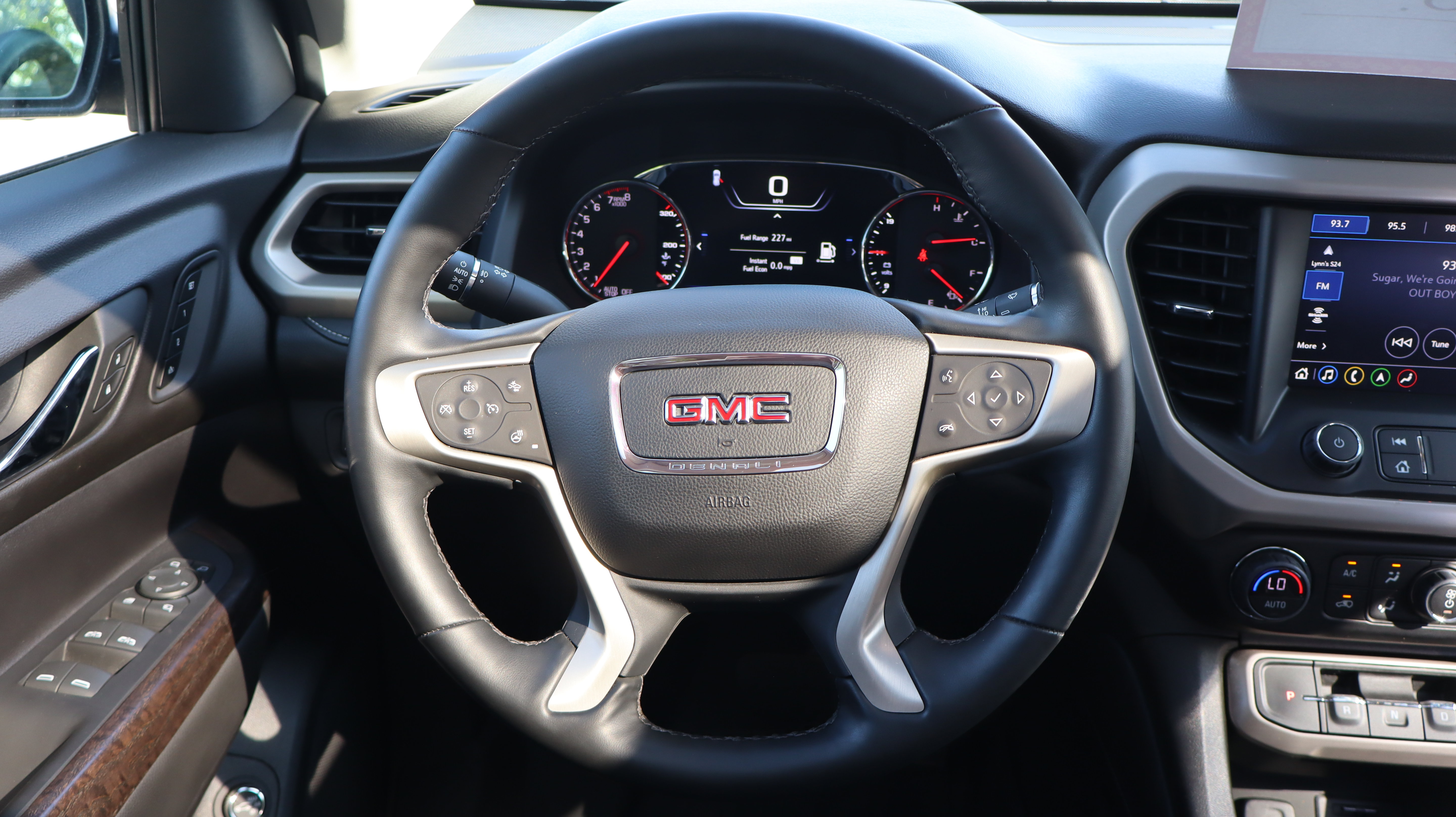 Used 2023 GMC Acadia Denali w/ Denali Technology Package AWD/4WD image 12