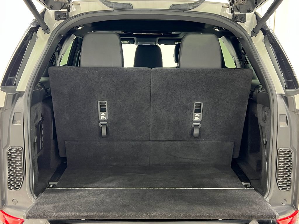 Used 2020 Land Rover Discovery Landmark image 29