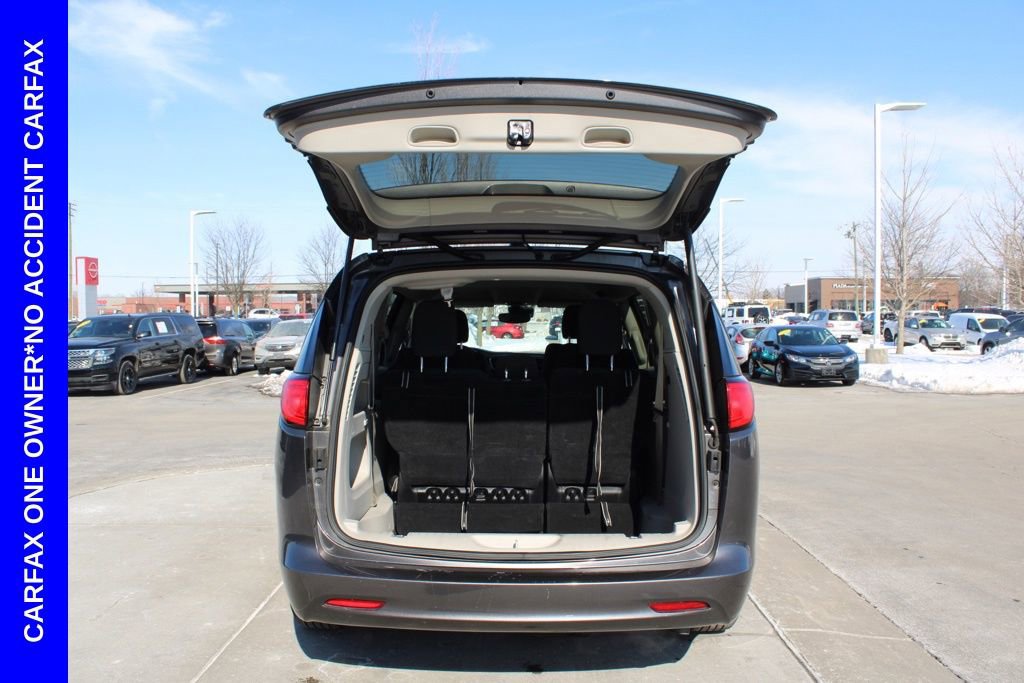 Used 2023 Chrysler Voyager LX image 9