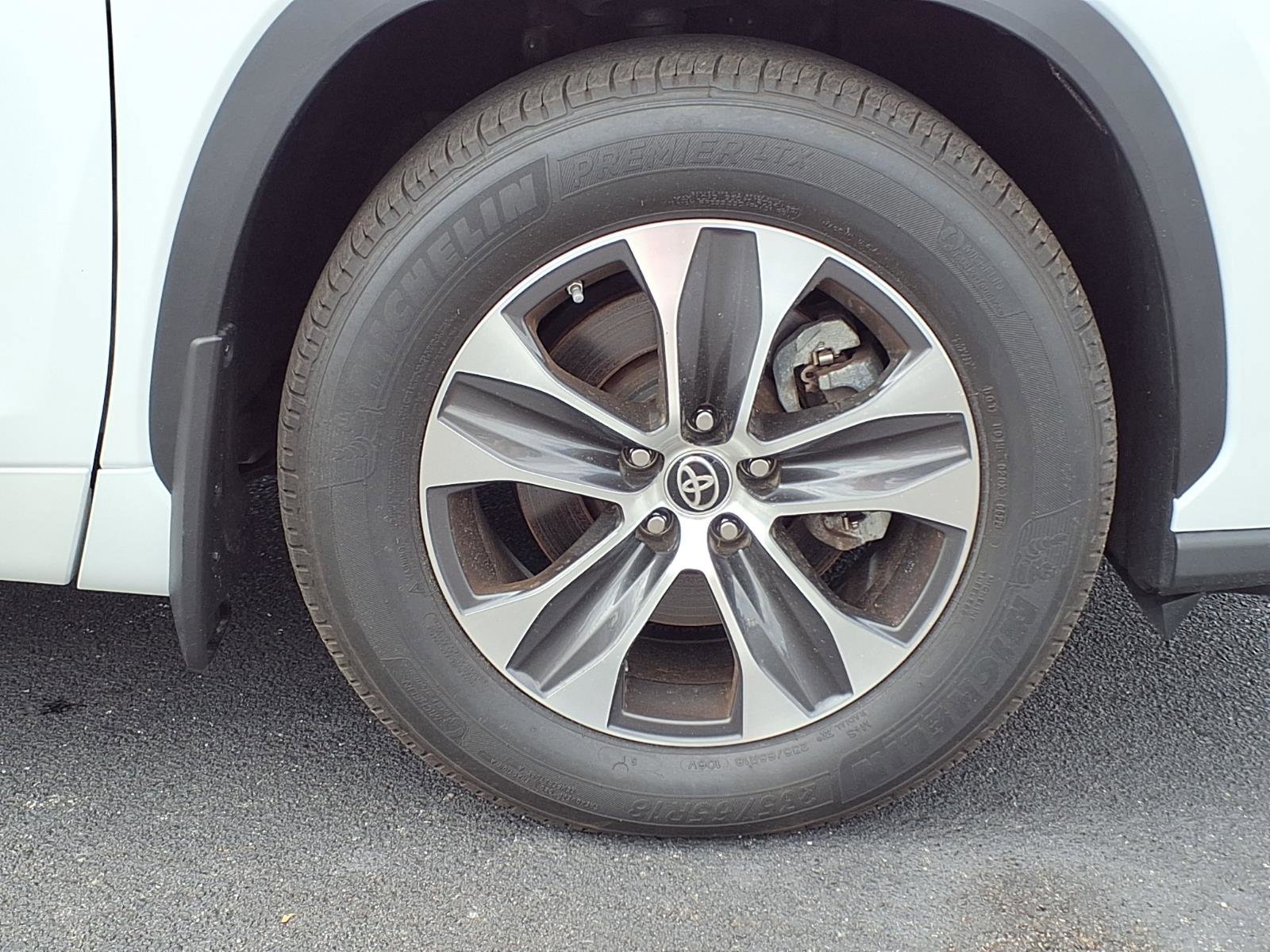 Used 2022 Toyota Highlander XLE image 28