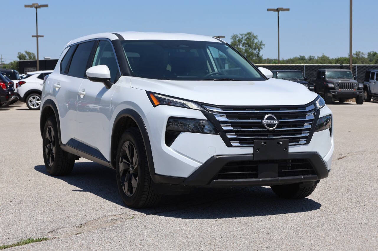 Used 2025 Nissan Rogue SV AWD/4WD image 4
