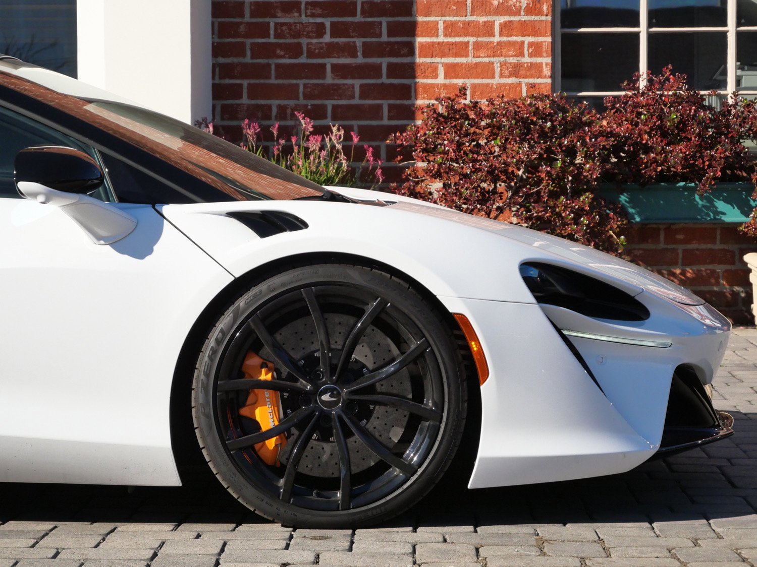 Used 2023 McLaren Artura image 7