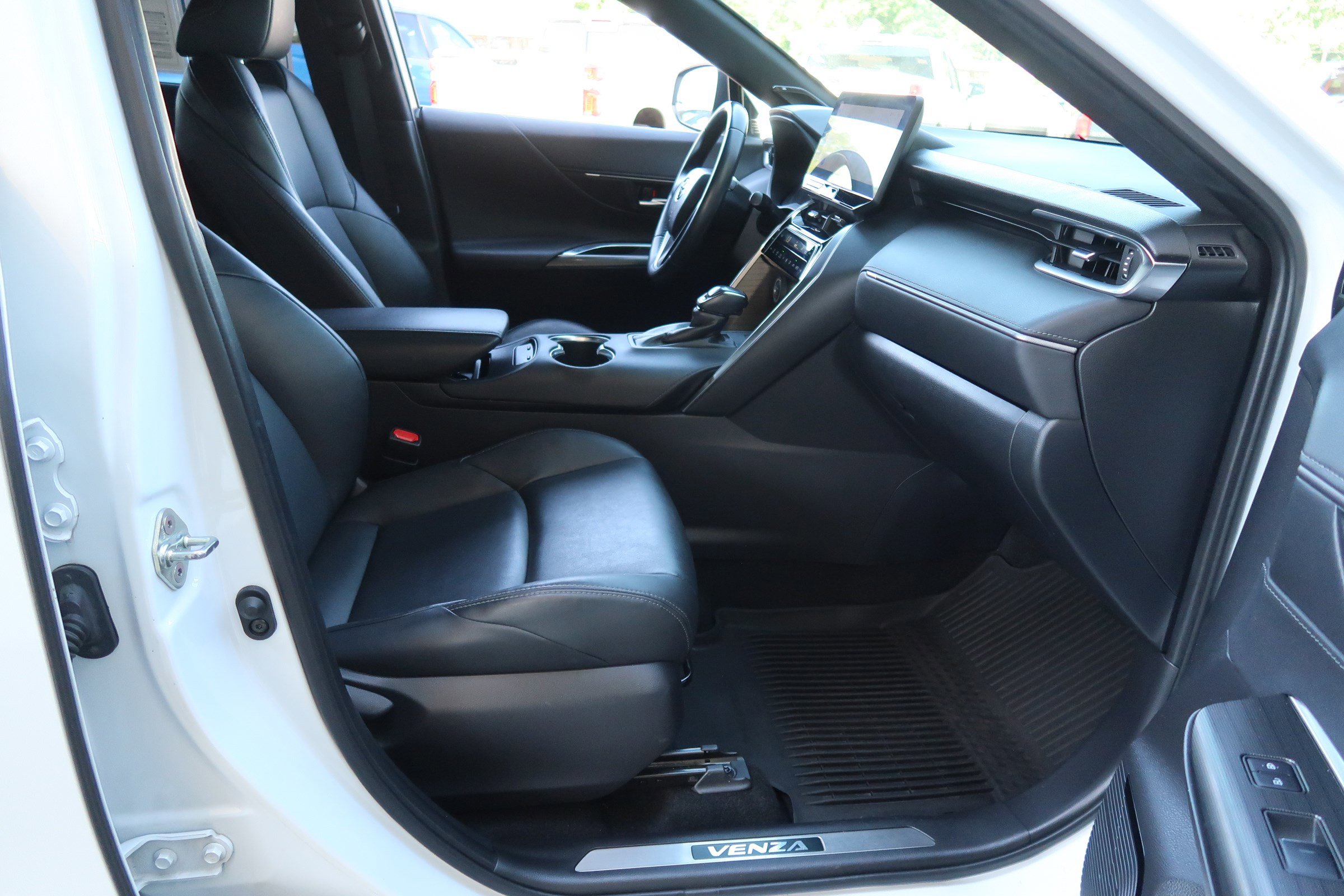 Used 2023 Toyota Venza XLE AWD/4WD image 39