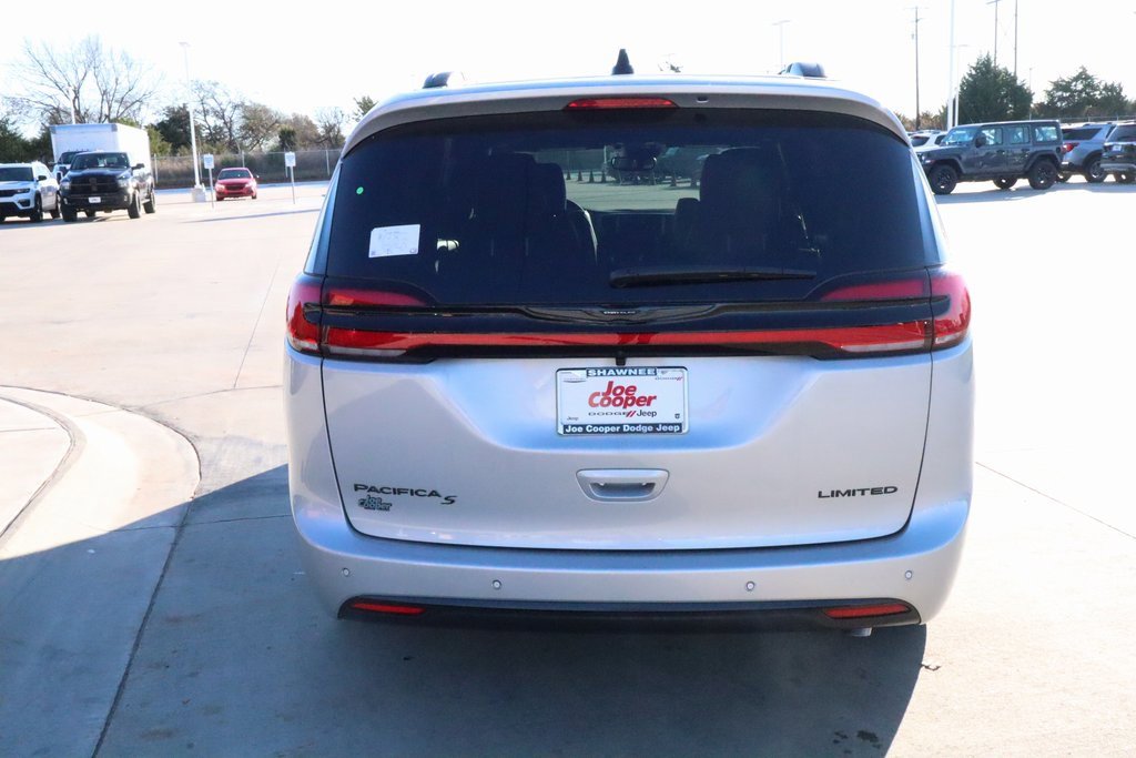 New 2026 Chrysler Pacifica Limited w/ Uconnect Theater Family Group image 25