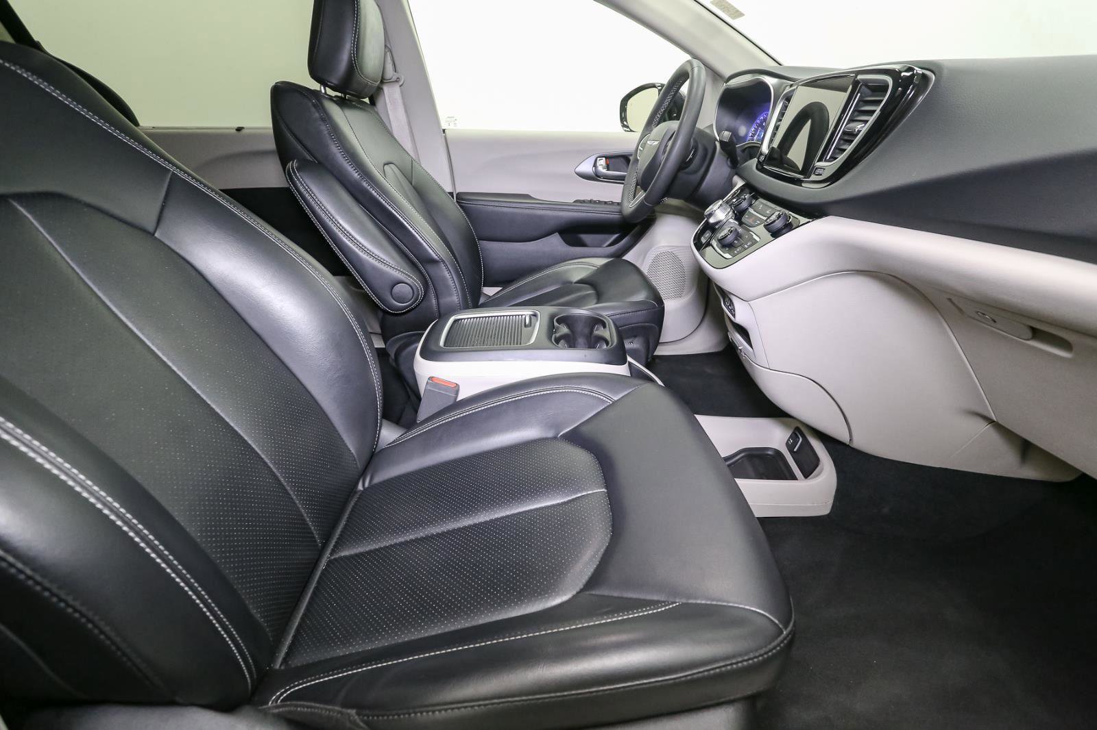 Used 2024 Chrysler Pacifica Touring-L image 16