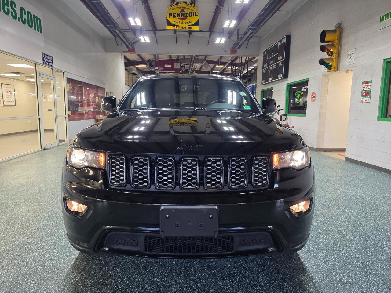 Used 2017 Jeep Grand Cherokee Altitude AWD/4WD image 3