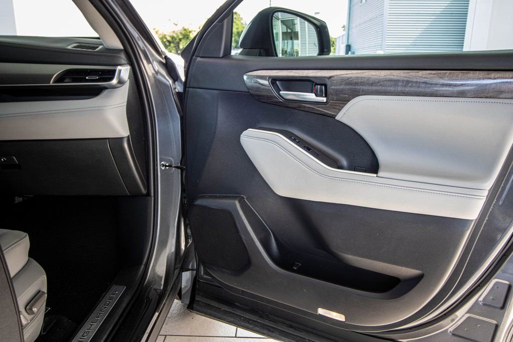 Used 2023 Toyota Highlander Limited image 38