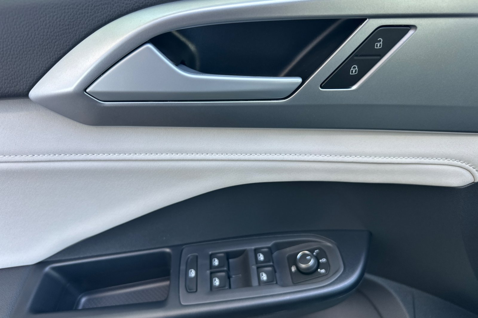 New 2026 Volkswagen Taos SE FWD image 9