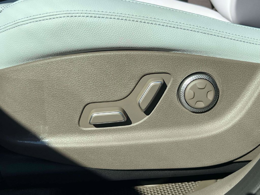 New 2027 Genesis GV70 2.5T Advanced AWD/4WD image 31
