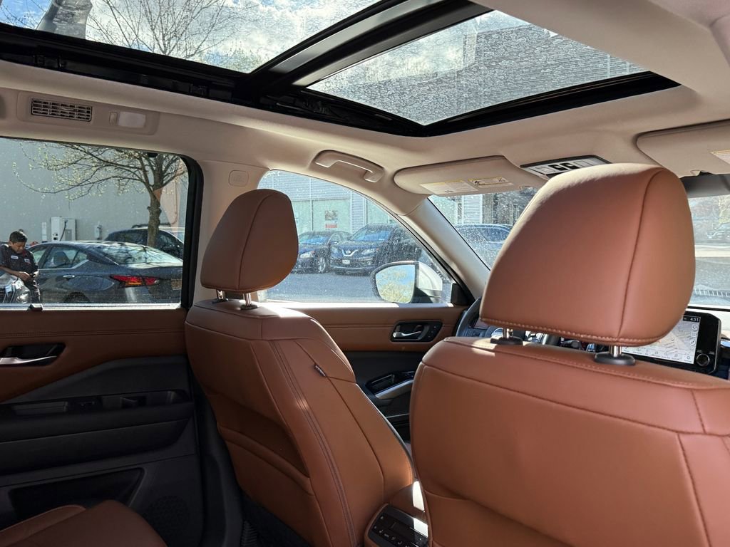 Used 2024 Nissan Pathfinder Platinum w/ Cargo Package AWD/4WD image 30