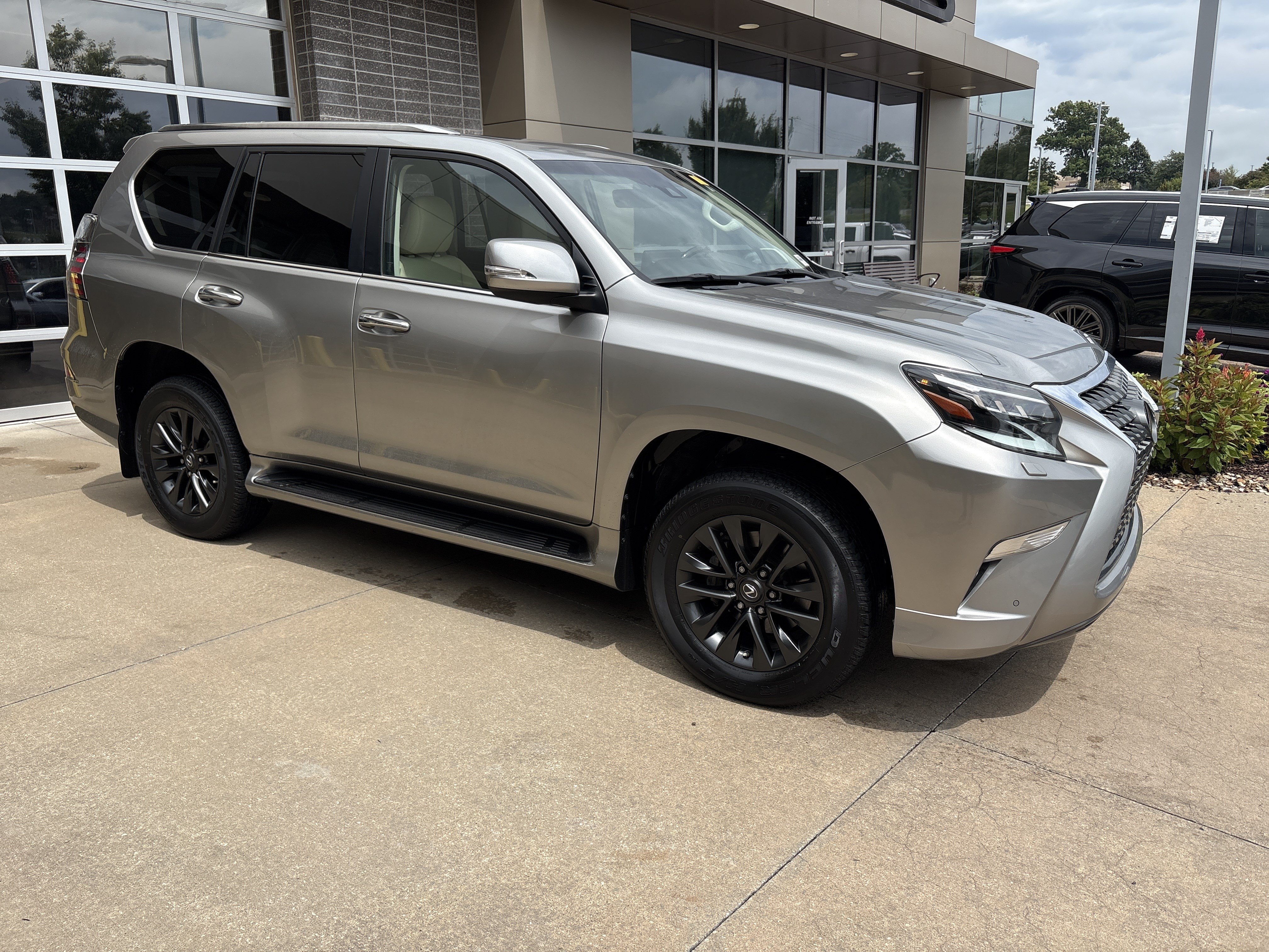 Used 2023 Lexus GX 460 Premium AWD/4WD image 2