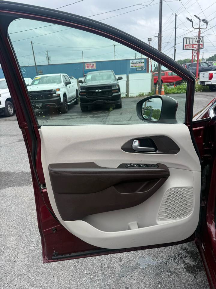 Used 2018 Chrysler Pacifica L FWD image 16
