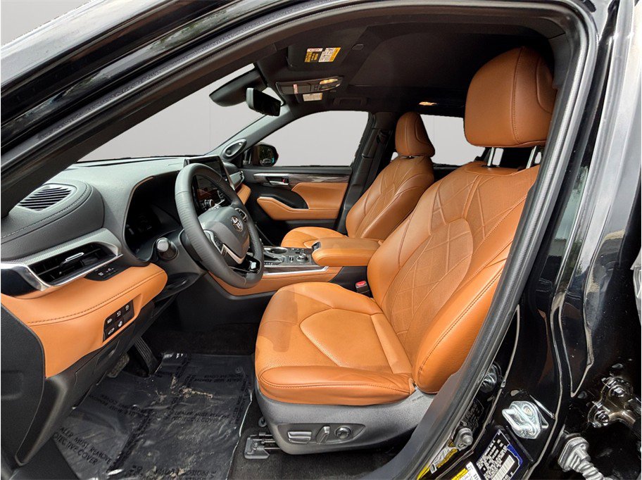 Used 2023 Toyota Highlander Platinum image 2