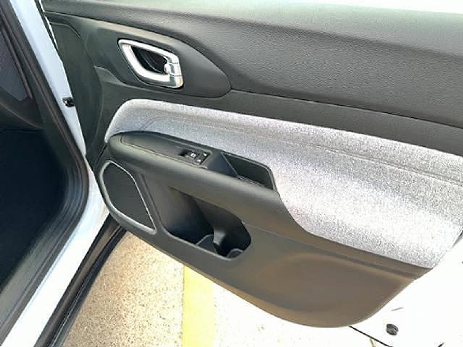 Used 2023 Jeep Compass Latitude image 11