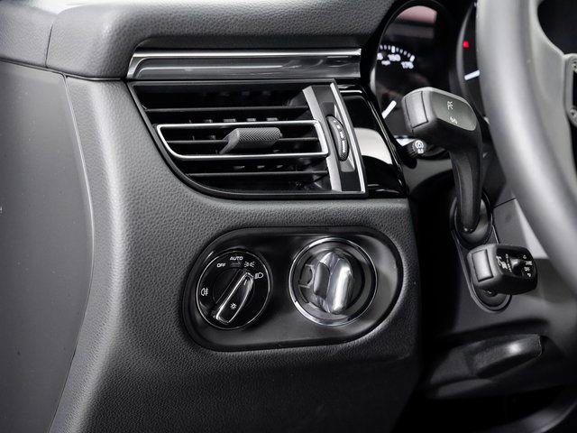 Certified 2025 Porsche Macan image 11