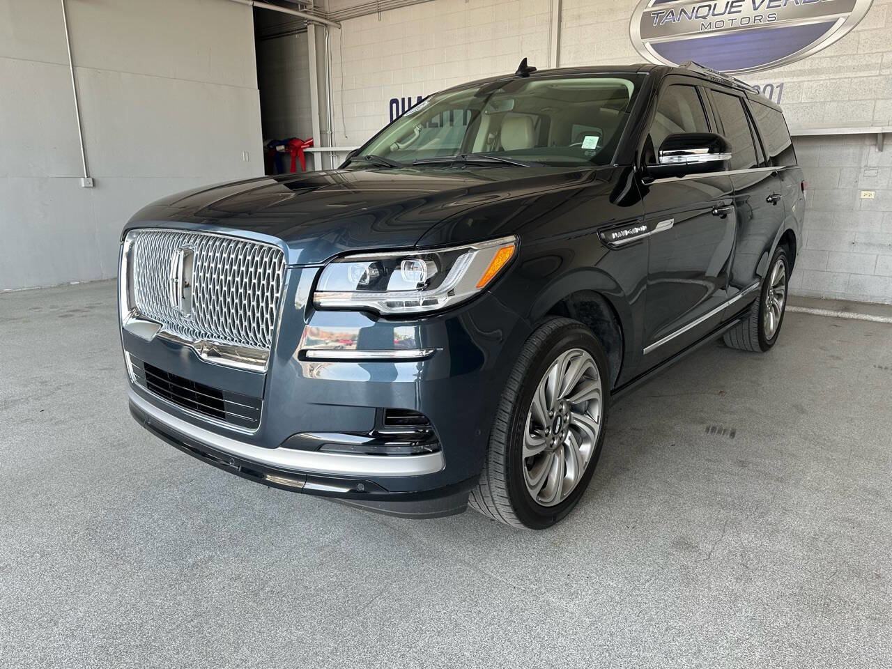 Used 2022 Lincoln Navigator 2WD image 3