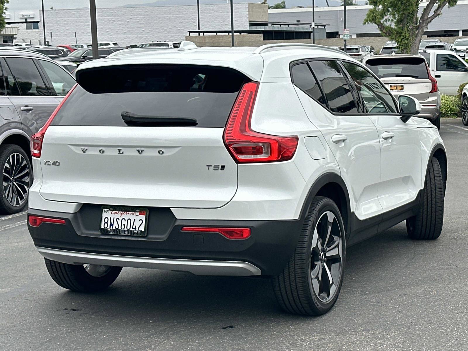 Certified 2021 Volvo XC40 T5 Momentum w/ Premium Package image 4