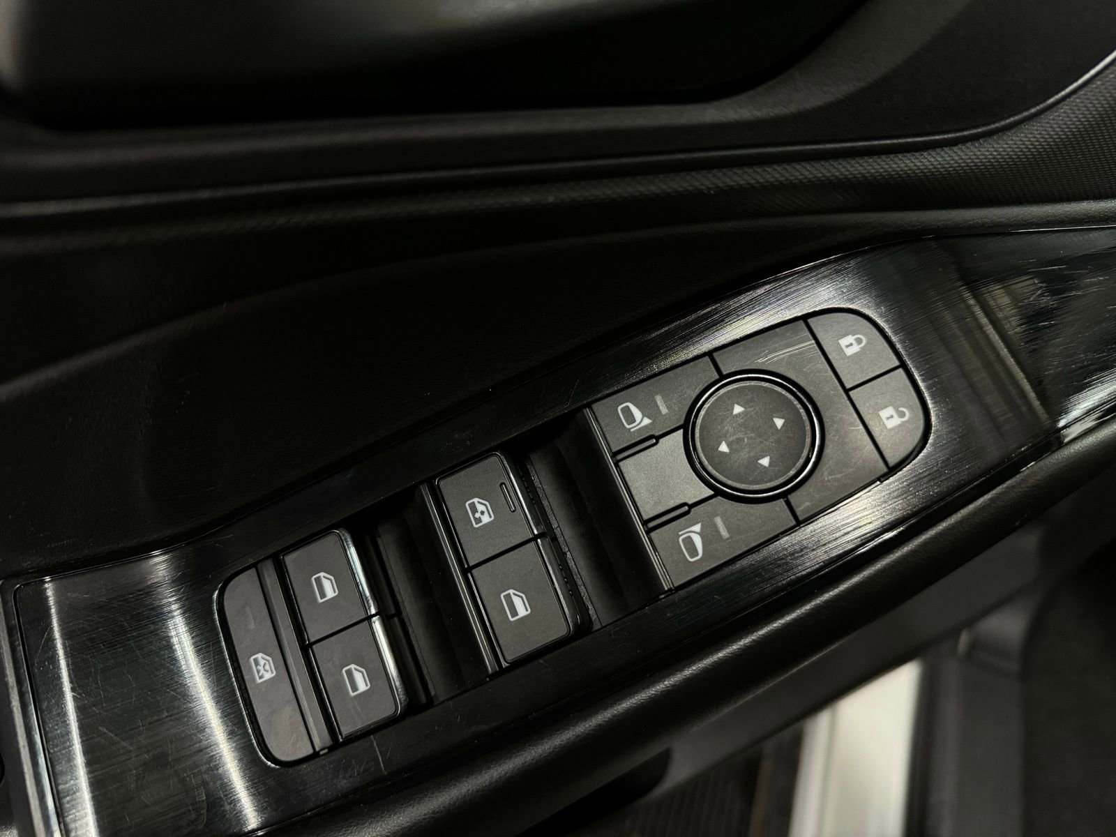 Used 2024 Nissan Rogue S image 17